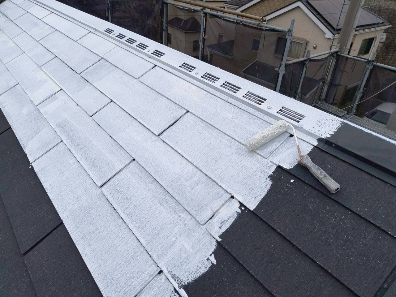 黒いスレート屋根に白い下塗り材を塗装